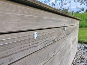Bela podložka omogoča lažjo in hitrejšo montažo, žica se ne dotika več podlage, kar pomeni manjšo porabo baterije. 